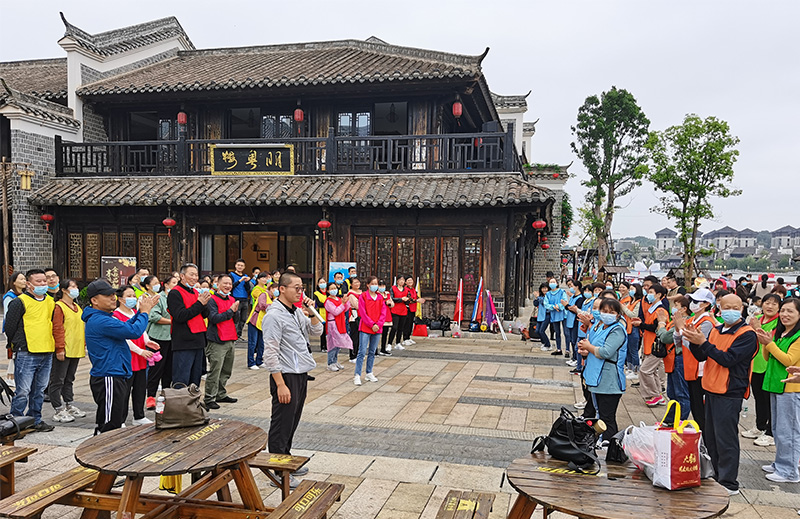 新龍鄰里生活超市員工秋季旅行團建